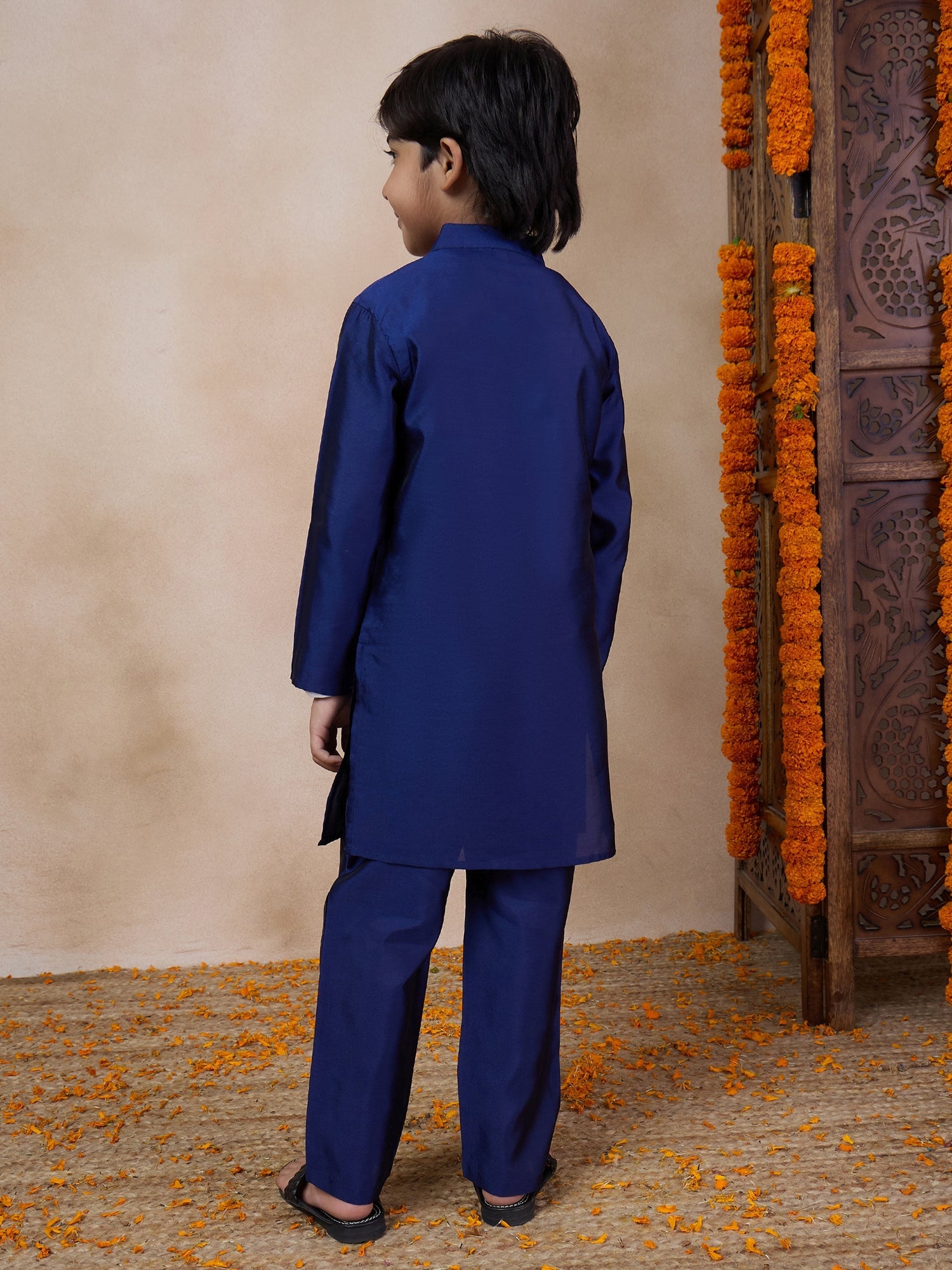 Boys Mandarin Collar Straight Kurta Pyjamas With Nehru Jacket (KP-BLUETAFETA)