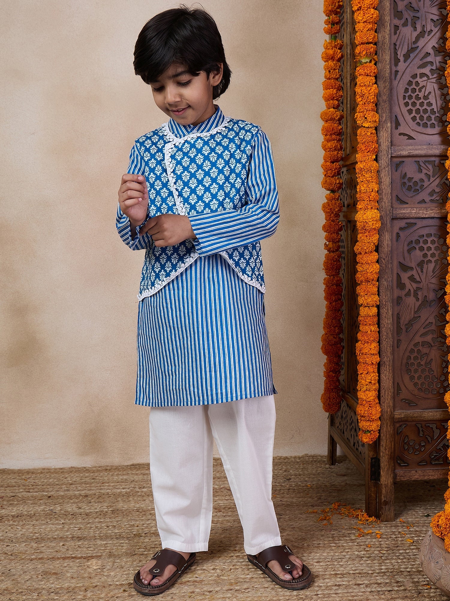 Boys Mandarin Collar Floral Regular Kurta With Pyjamas (KP-BLUEWHITESTRIPE)
