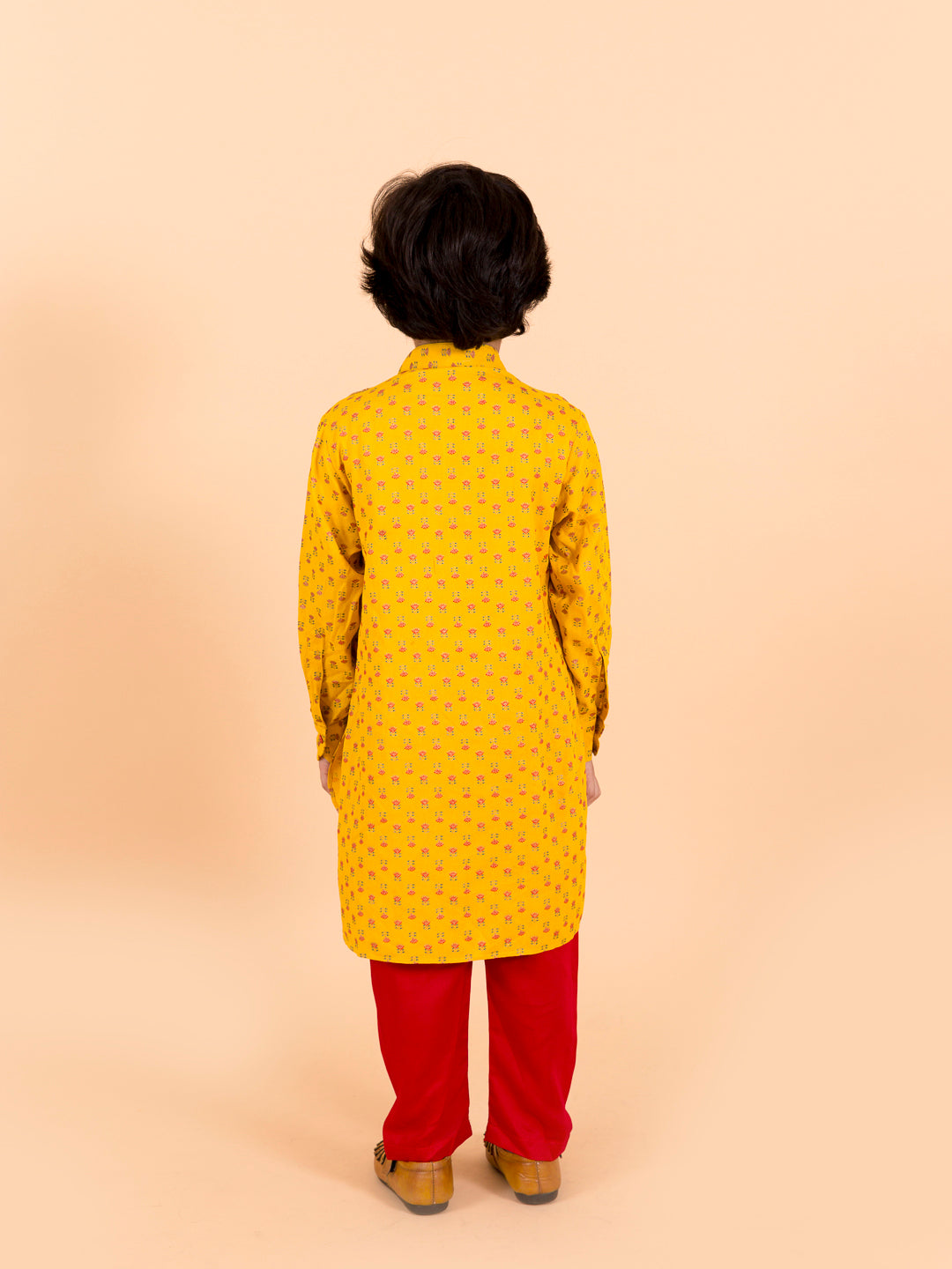 Pspeaches
Boys Mustard Yellow Floral Pure Cotton Kurti with Trousers & Dupatta (KP-mustardcowl)