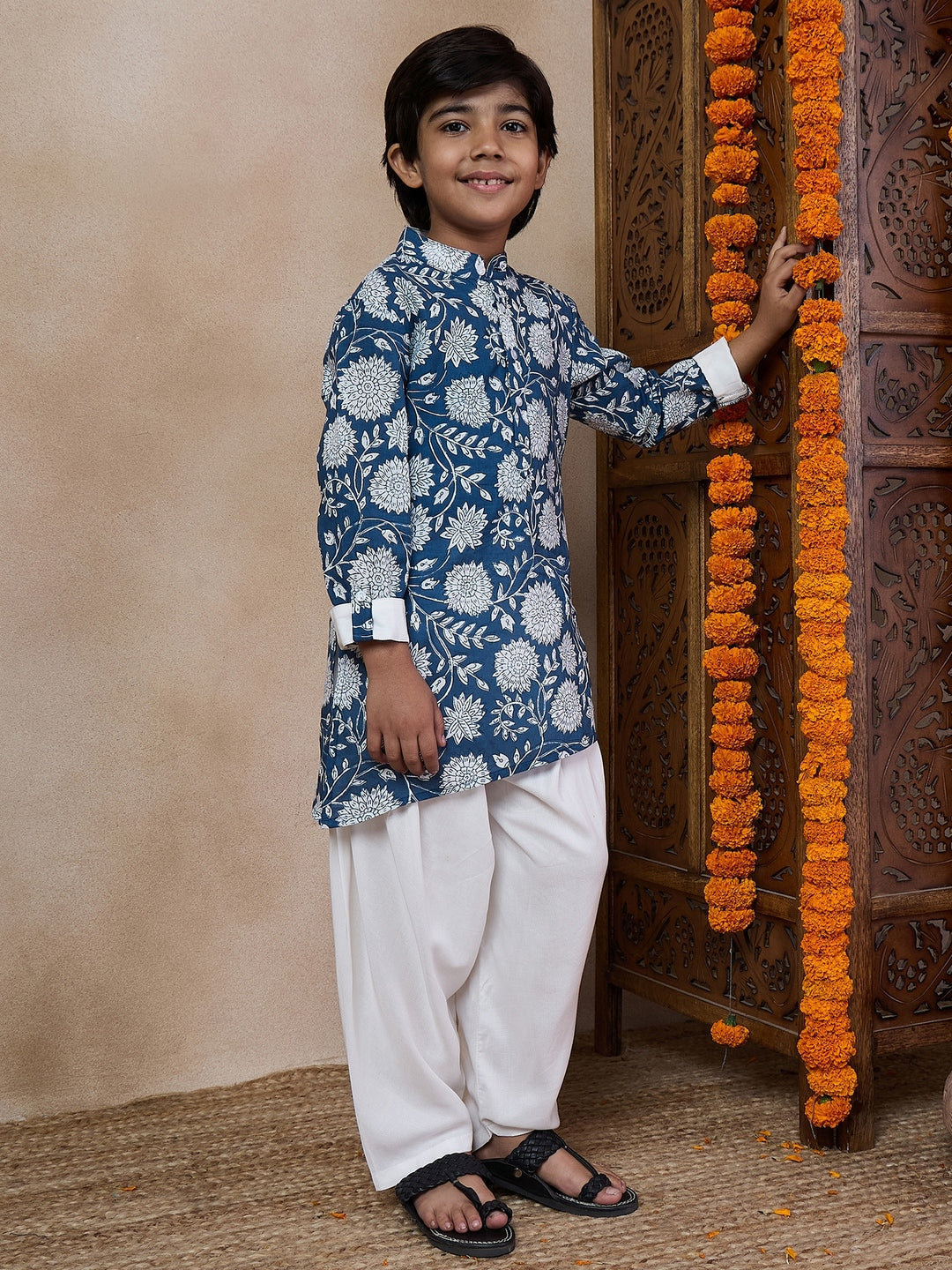 Boys Mandarin Collar Ethnic Motifs Printed Regular Kurta With Salwar (KP-WHITESUNFLOWER)
