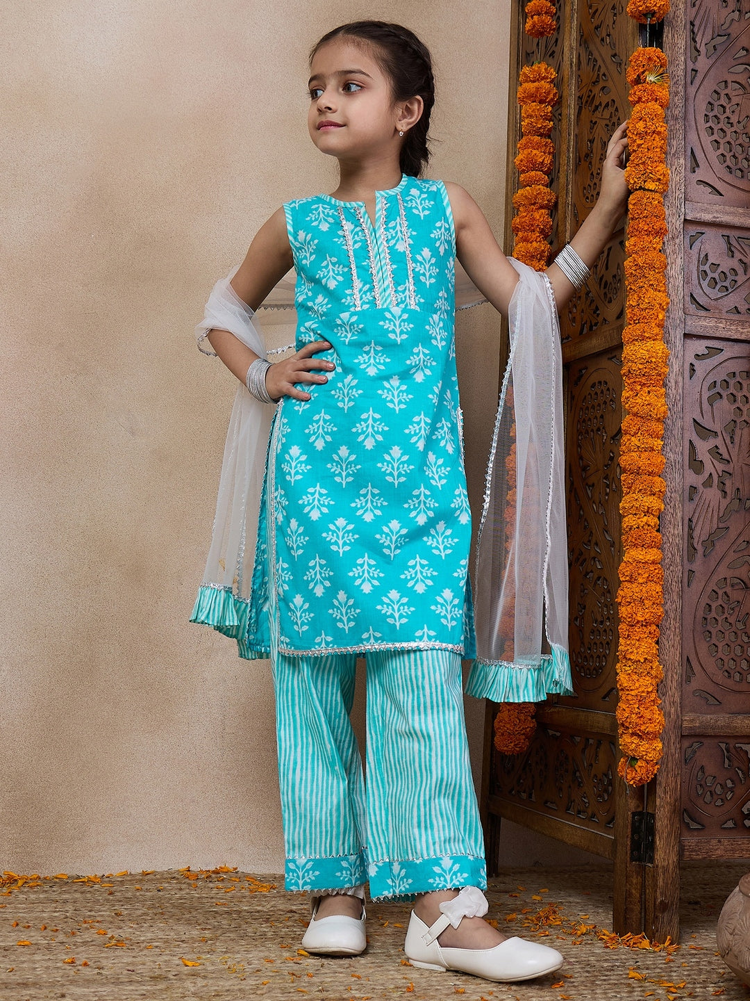 Girls Floral Printed Regular Kurti With Pyjamas With Dupatta (KS-BLUEWHITEBOOTI)