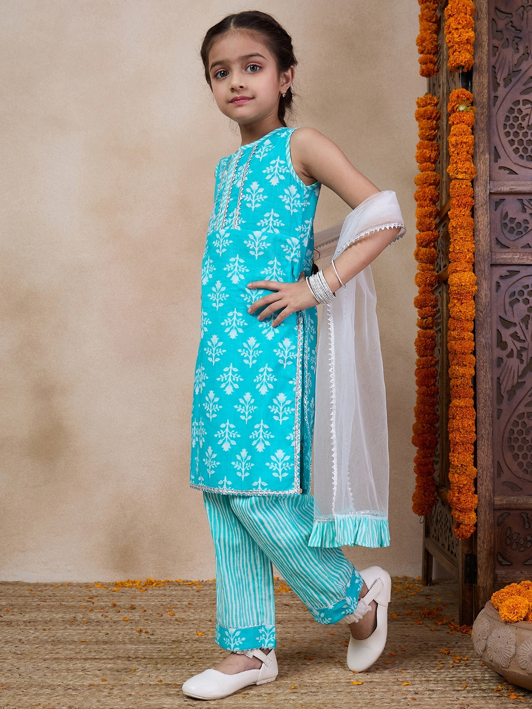Girls Floral Printed Regular Kurti With Pyjamas With Dupatta (KS-BLUEWHITEBOOTI)