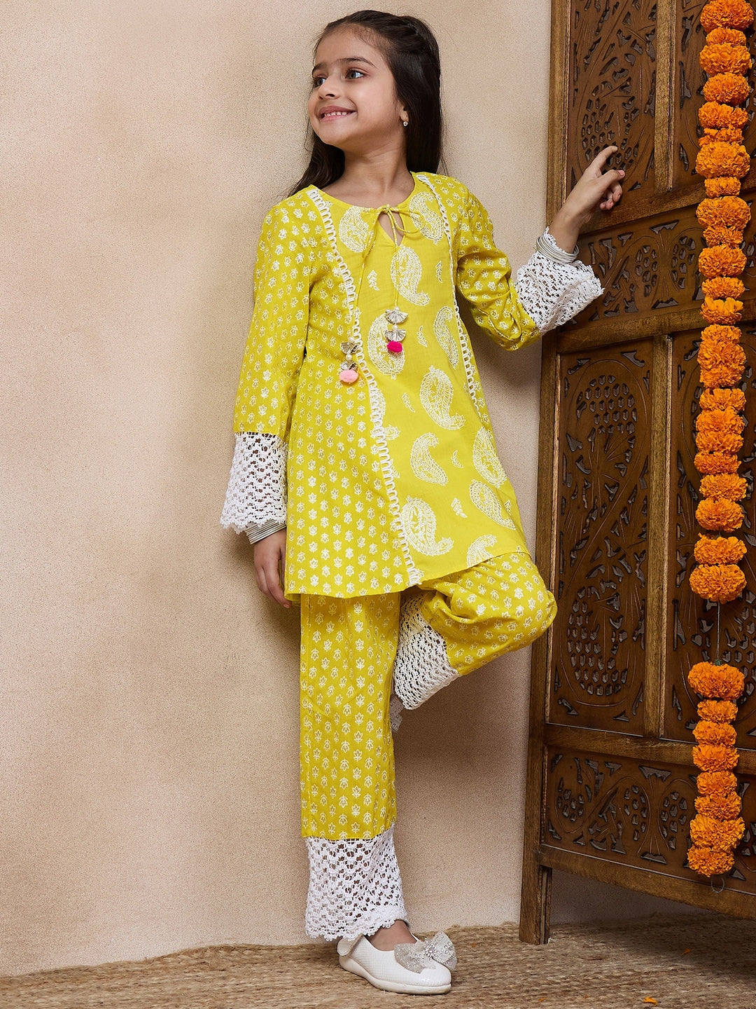 Girls Paisley Printed Tie-Up Neck A-Line Kurta With Trousers (KS-YELLOWWIDELACE)