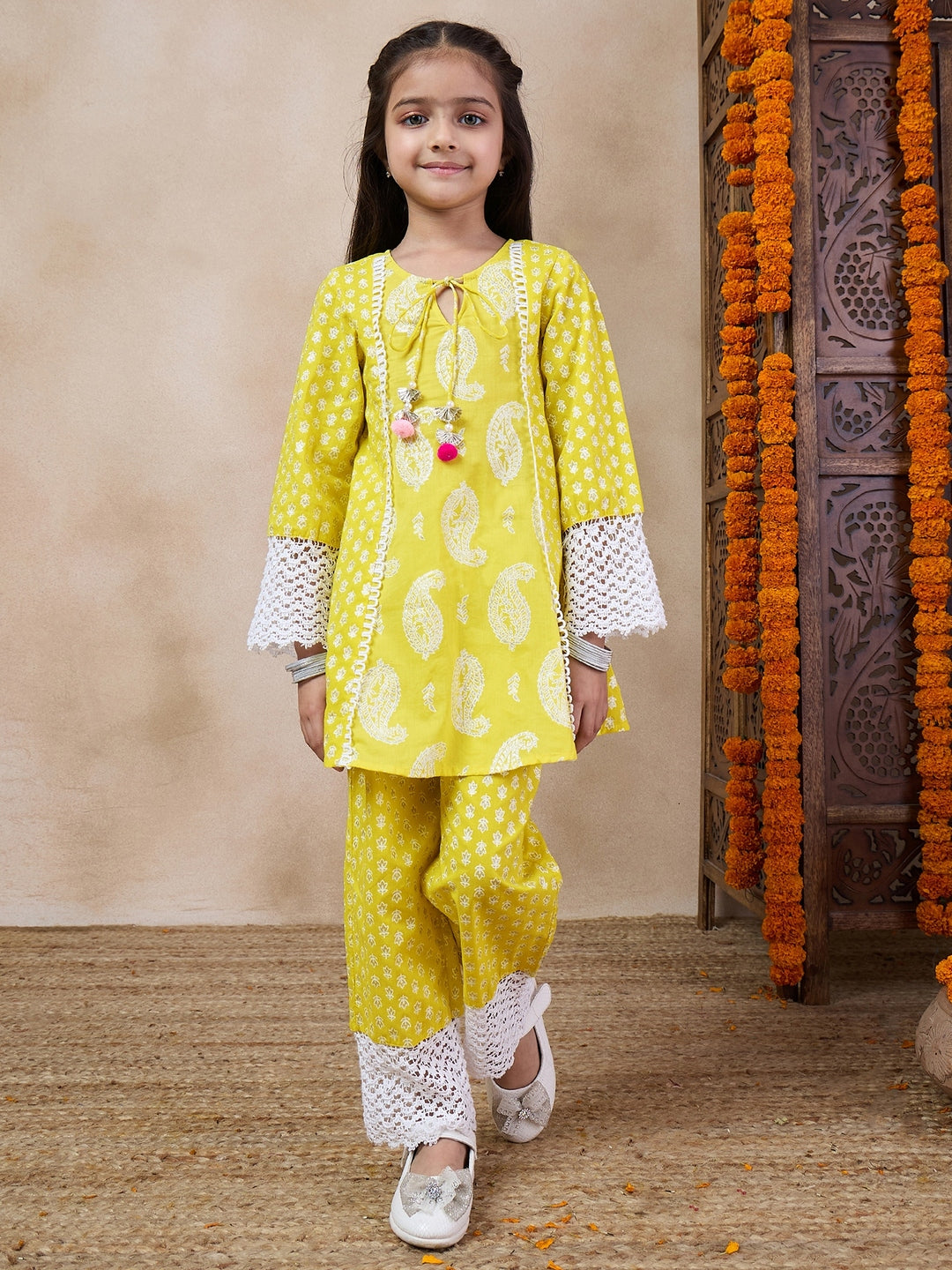 Girls Paisley Printed Tie-Up Neck A-Line Kurta With Trousers (KS-YELLOWWIDELACE)